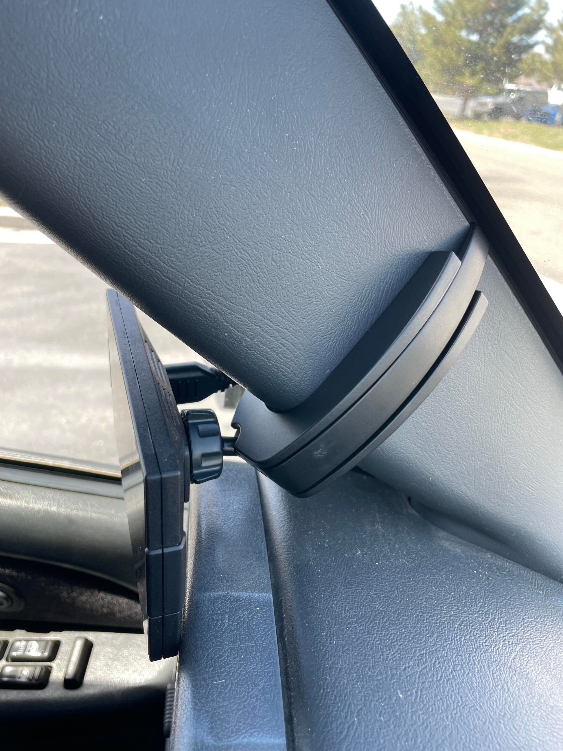 CTS3 Pillar Display Mount for 2001-2007 GM Classic 2500/3500 by Edge Products