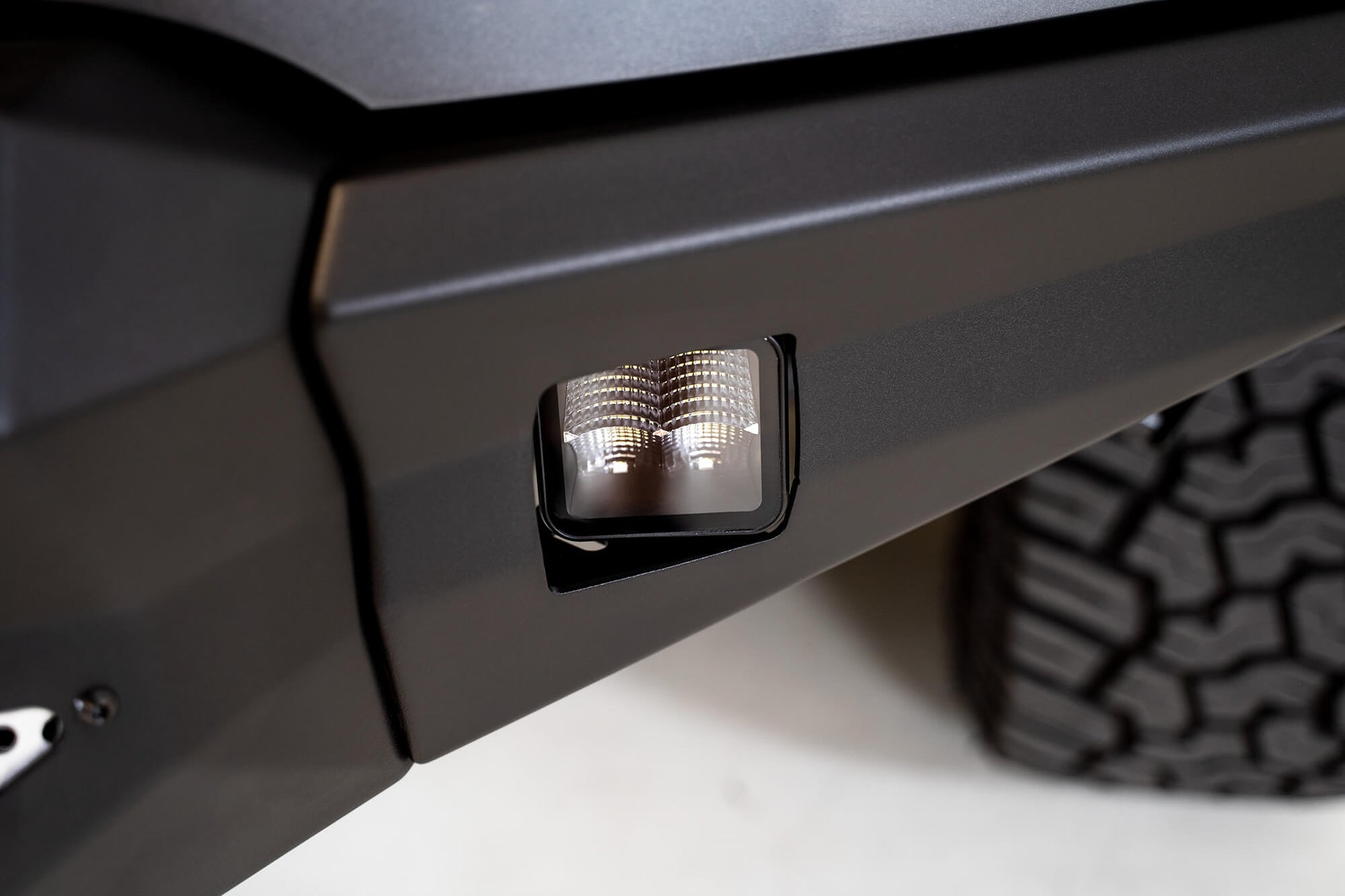 BE3EW40W UNIVERSAL 3 INCH CUBE LED LIGHT WITH FLOOD PATTERN AND POST MOUNT by DV8 Offroad