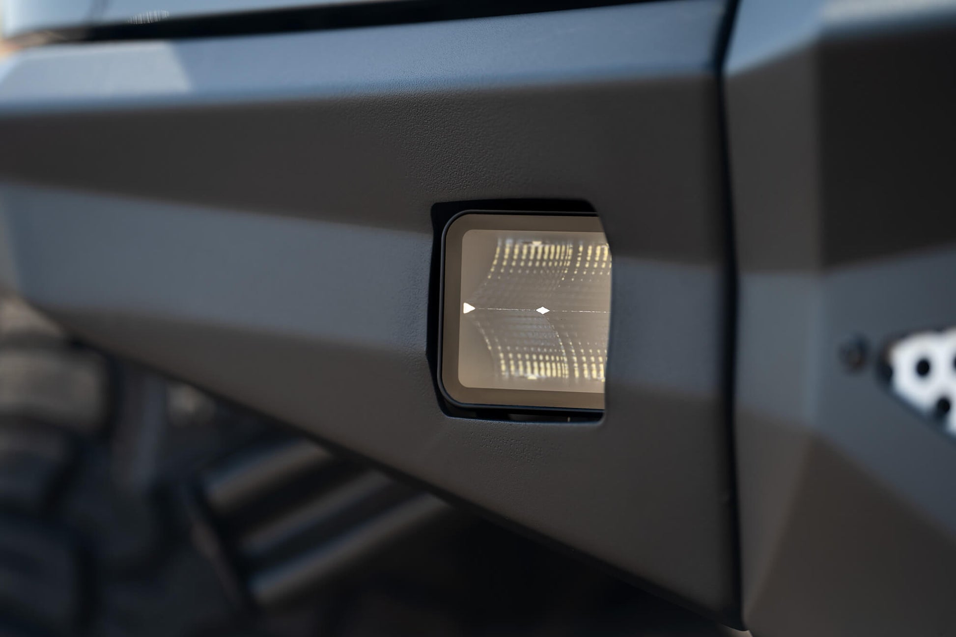 BE3EW40W UNIVERSAL 3 INCH CUBE LED LIGHT WITH FLOOD PATTERN AND POST MOUNT by DV8 Offroad