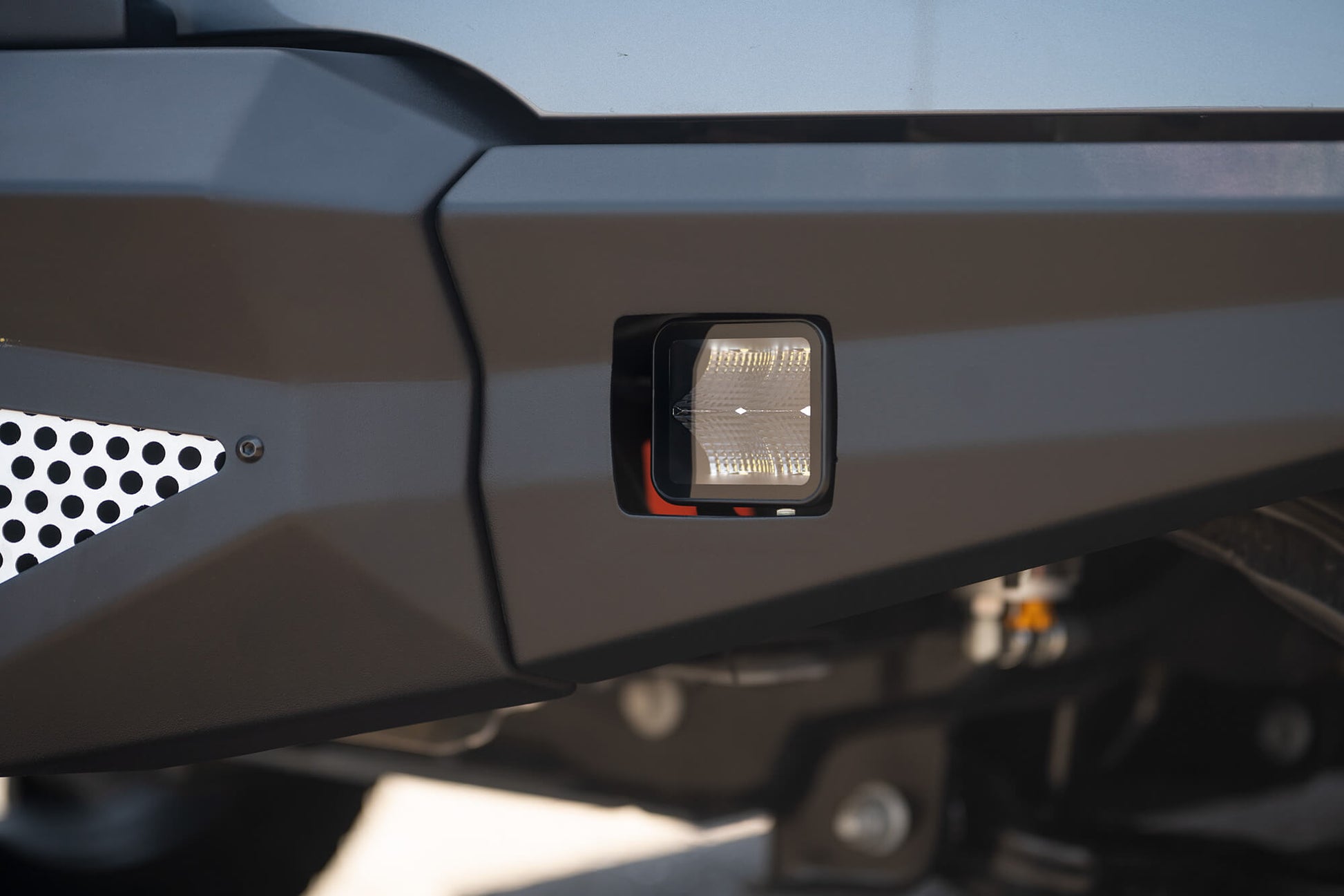 BE3EW40W UNIVERSAL 3 INCH CUBE LED LIGHT WITH FLOOD PATTERN AND POST MOUNT by DV8 Offroad