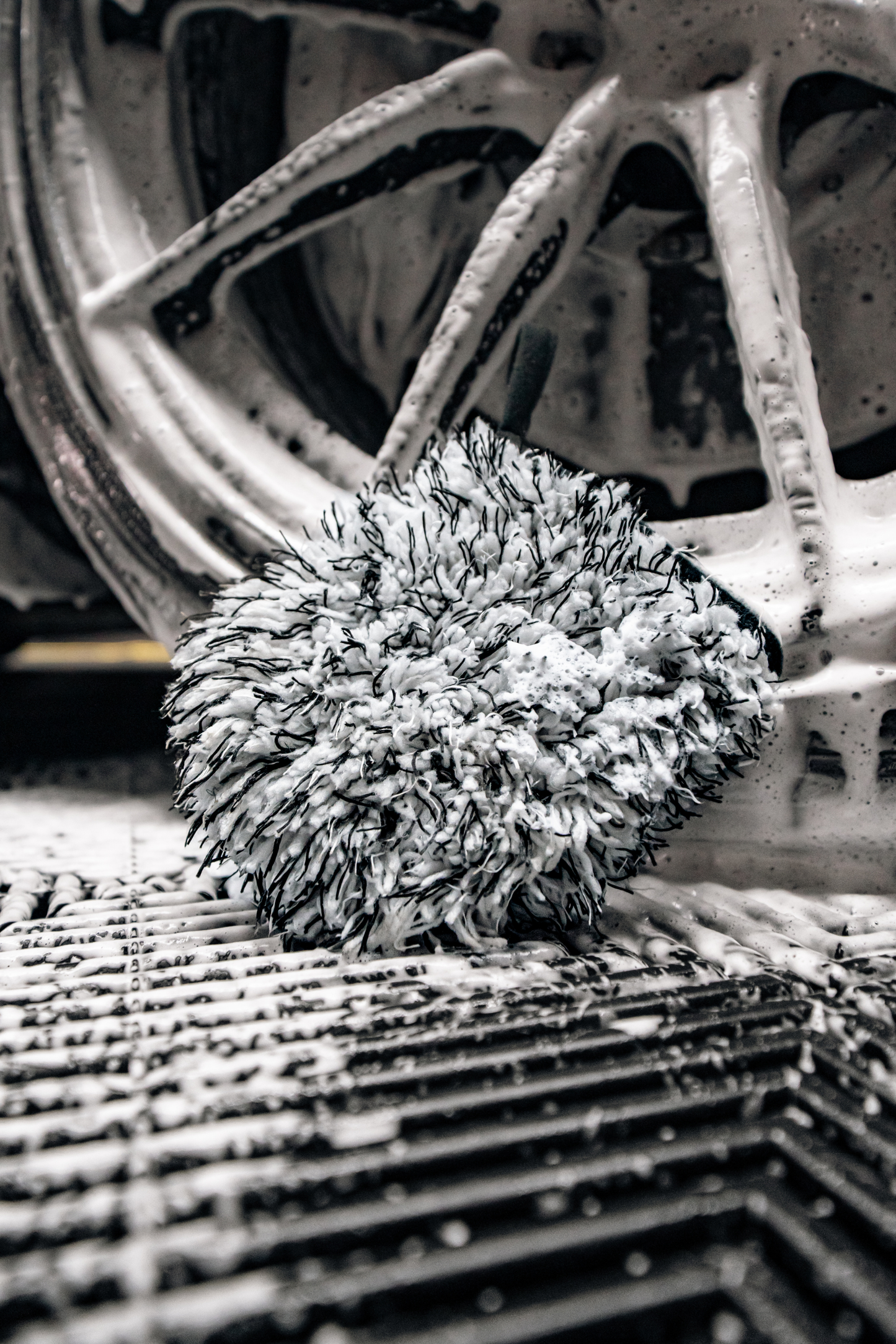 BLACKLINE® MICROFIBER WHEEL MITT by Blackline Car Care
