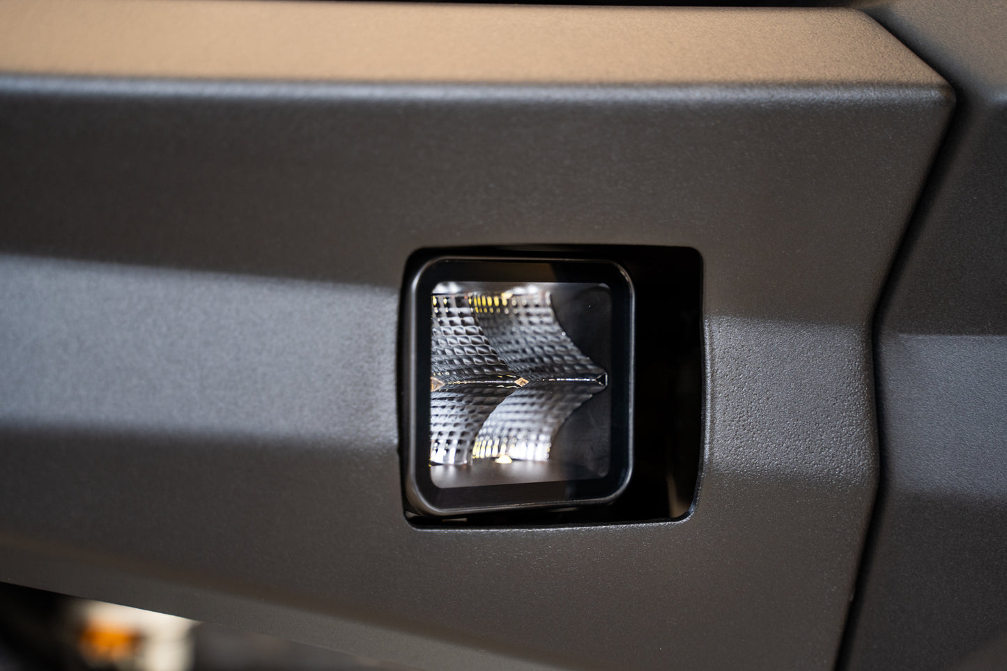 BE3EW40W UNIVERSAL 3 INCH CUBE LED LIGHT WITH FLOOD PATTERN AND POST MOUNT by DV8 Offroad