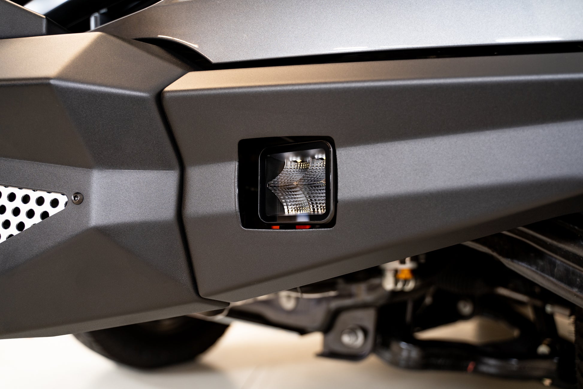 BE3EW40W UNIVERSAL 3 INCH CUBE LED LIGHT WITH FLOOD PATTERN AND POST MOUNT by DV8 Offroad