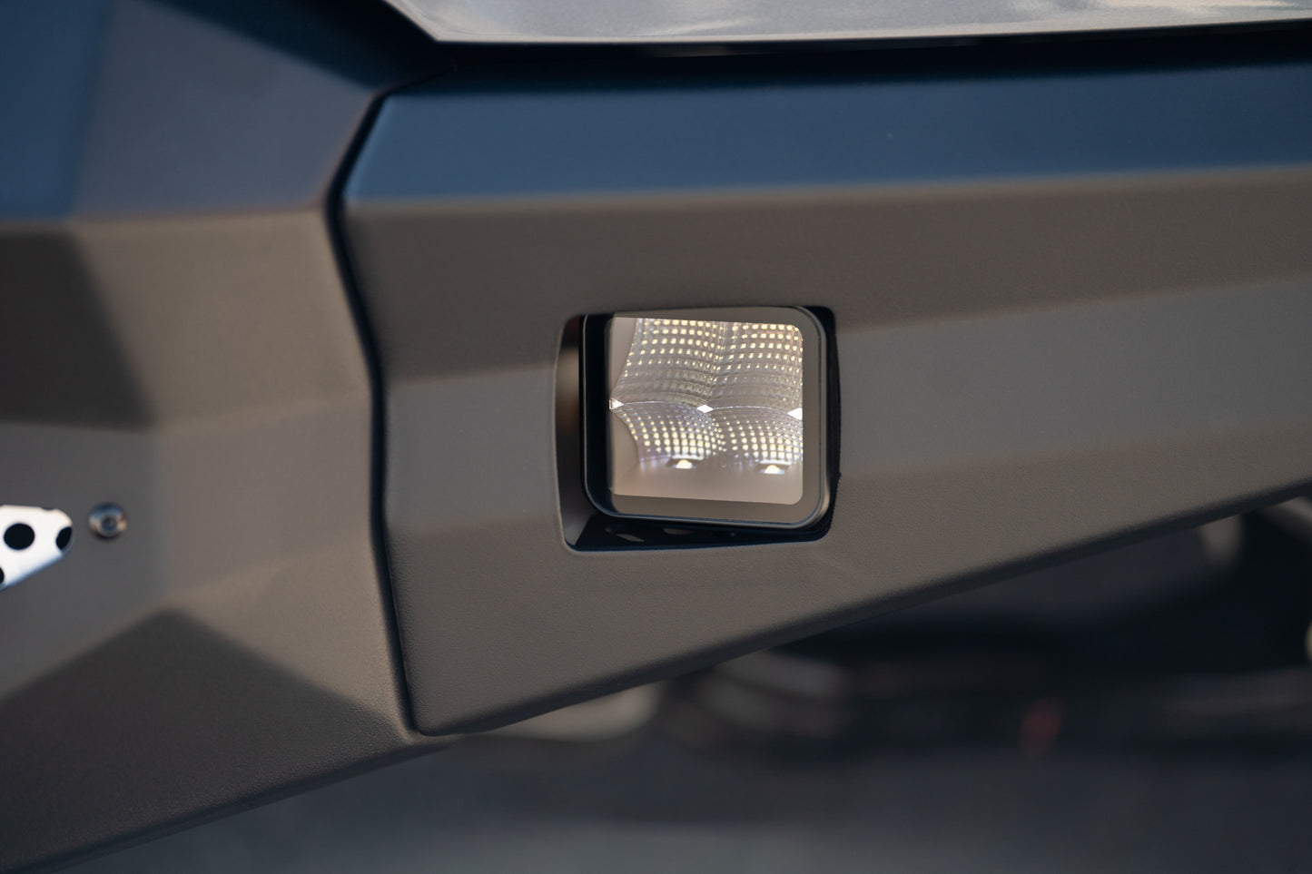 BE3EW40W UNIVERSAL 3 INCH CUBE LED LIGHT WITH FLOOD PATTERN AND POST MOUNT by DV8 Offroad