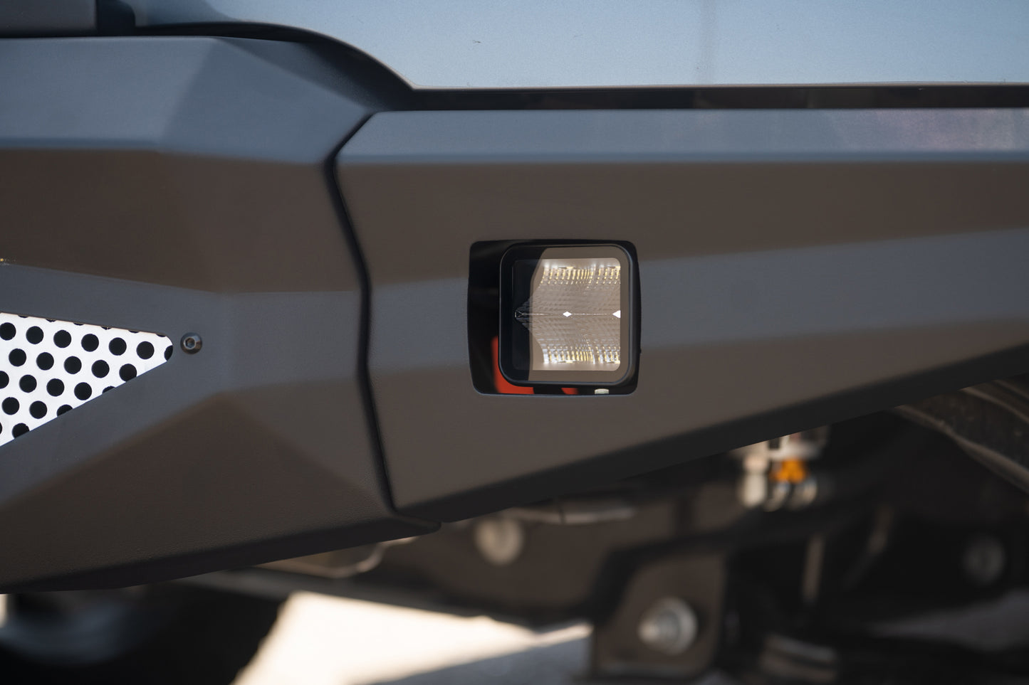 BE3EW40W UNIVERSAL 3 INCH CUBE LED LIGHT WITH FLOOD PATTERN AND POST MOUNT by DV8 Offroad