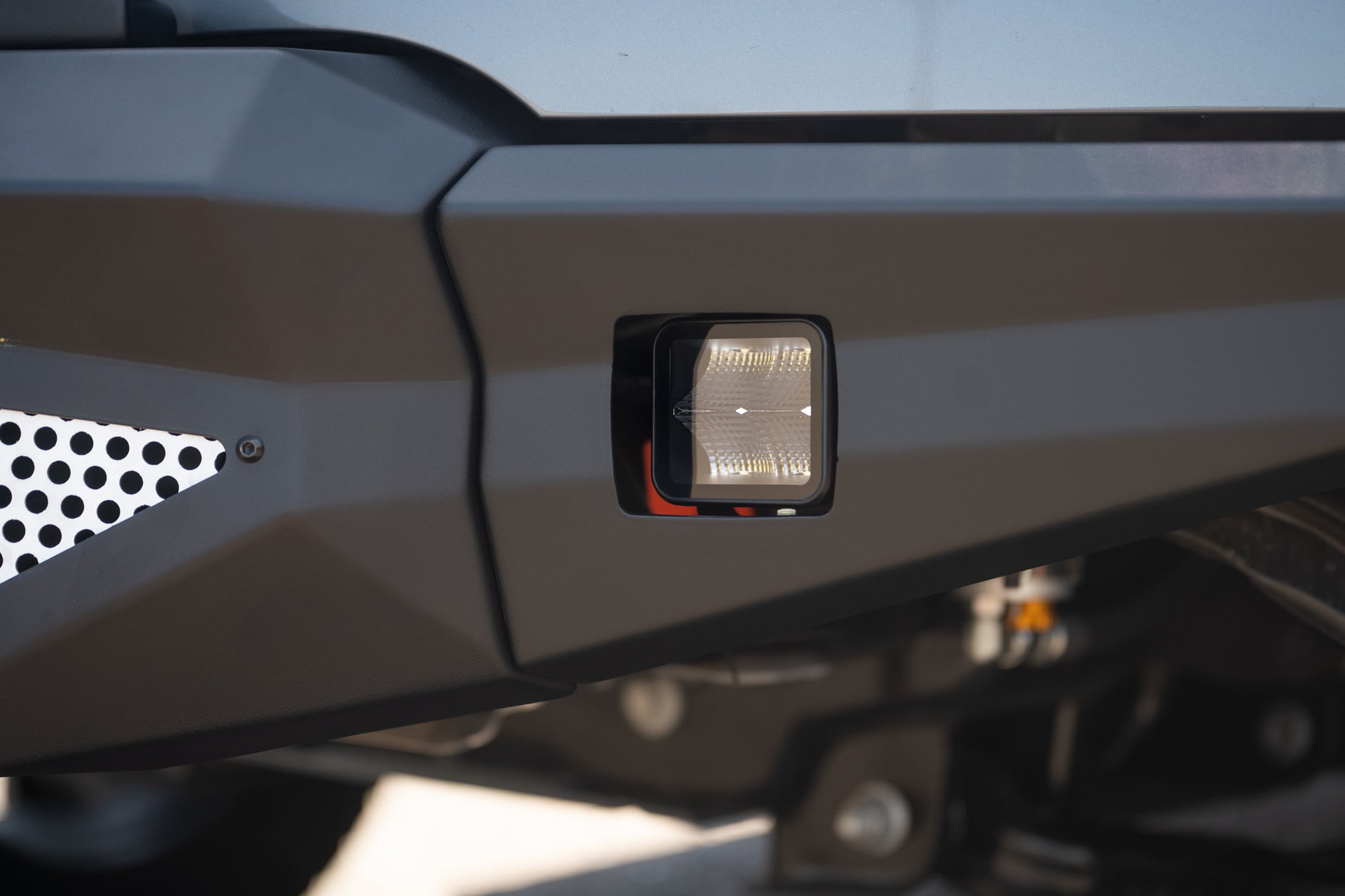 BE3EW40W UNIVERSAL 3 INCH CUBE LED LIGHT WITH FLOOD PATTERN AND POST MOUNT by DV8 Offroad