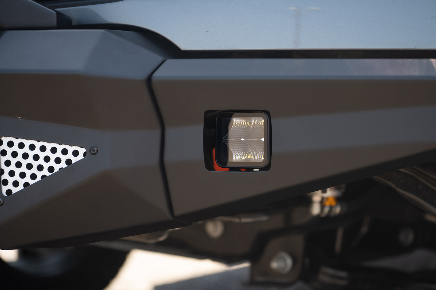 BE3EW40W UNIVERSAL 3 INCH CUBE LED LIGHT WITH FLOOD PATTERN AND POST MOUNT by DV8 Offroad