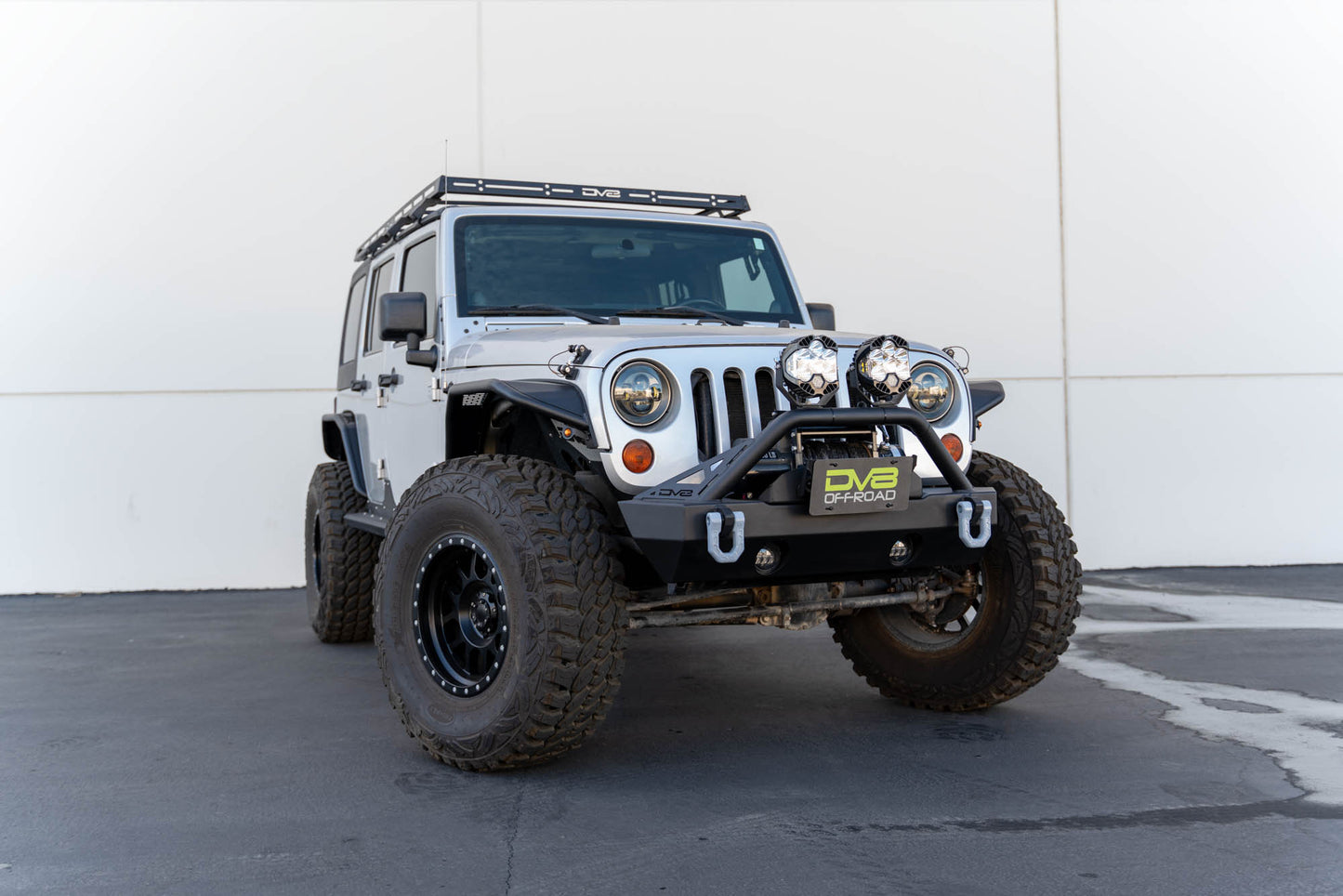 Universal design works with flat fairlead mounts. by DV8 Offroad