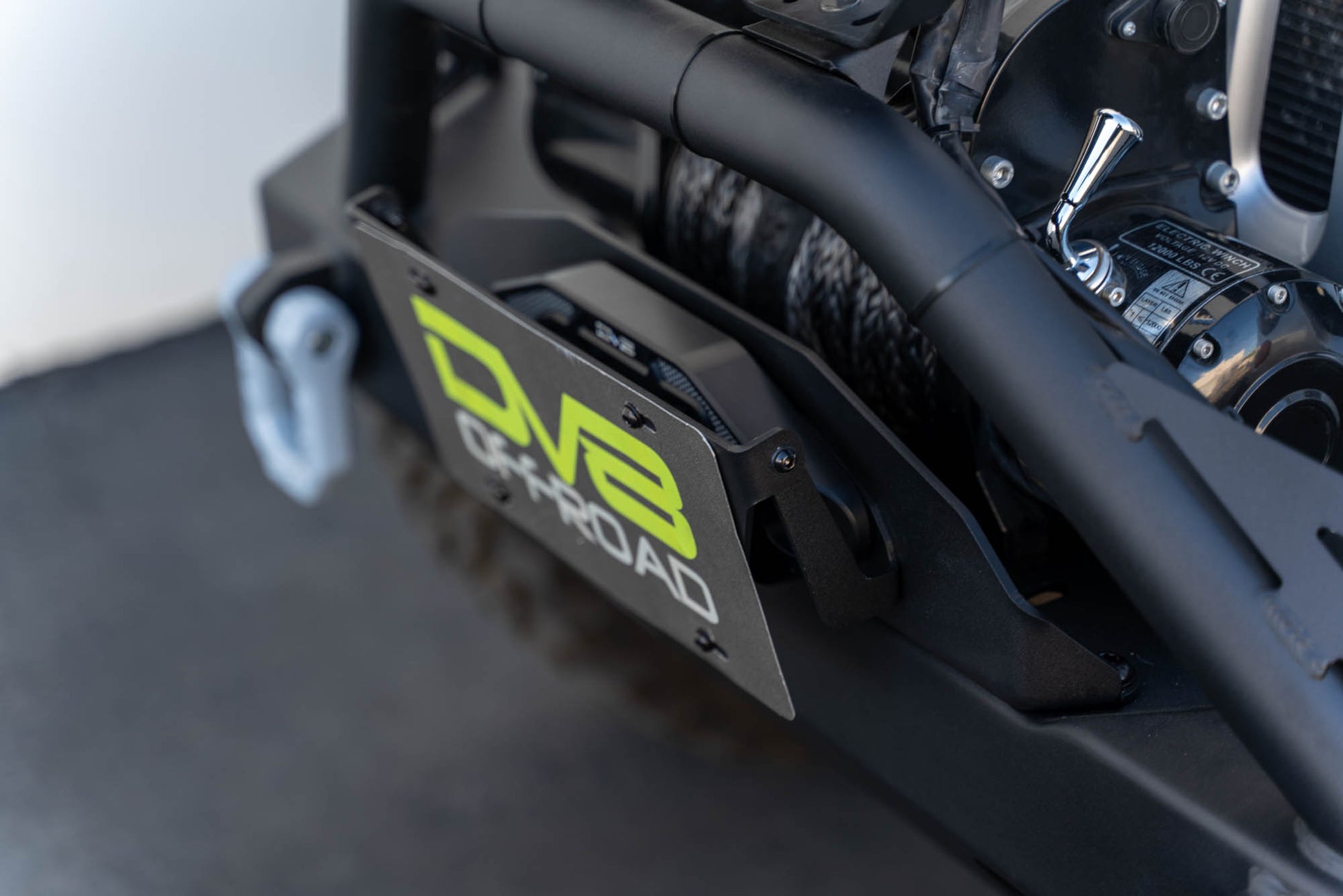 Universal design works with flat fairlead mounts. by DV8 Offroad