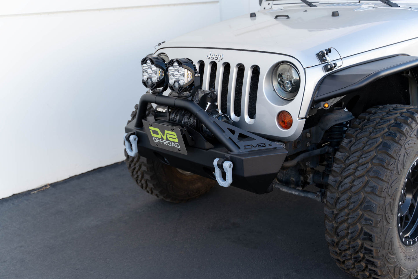 Universal design works with flat fairlead mounts. by DV8 Offroad
