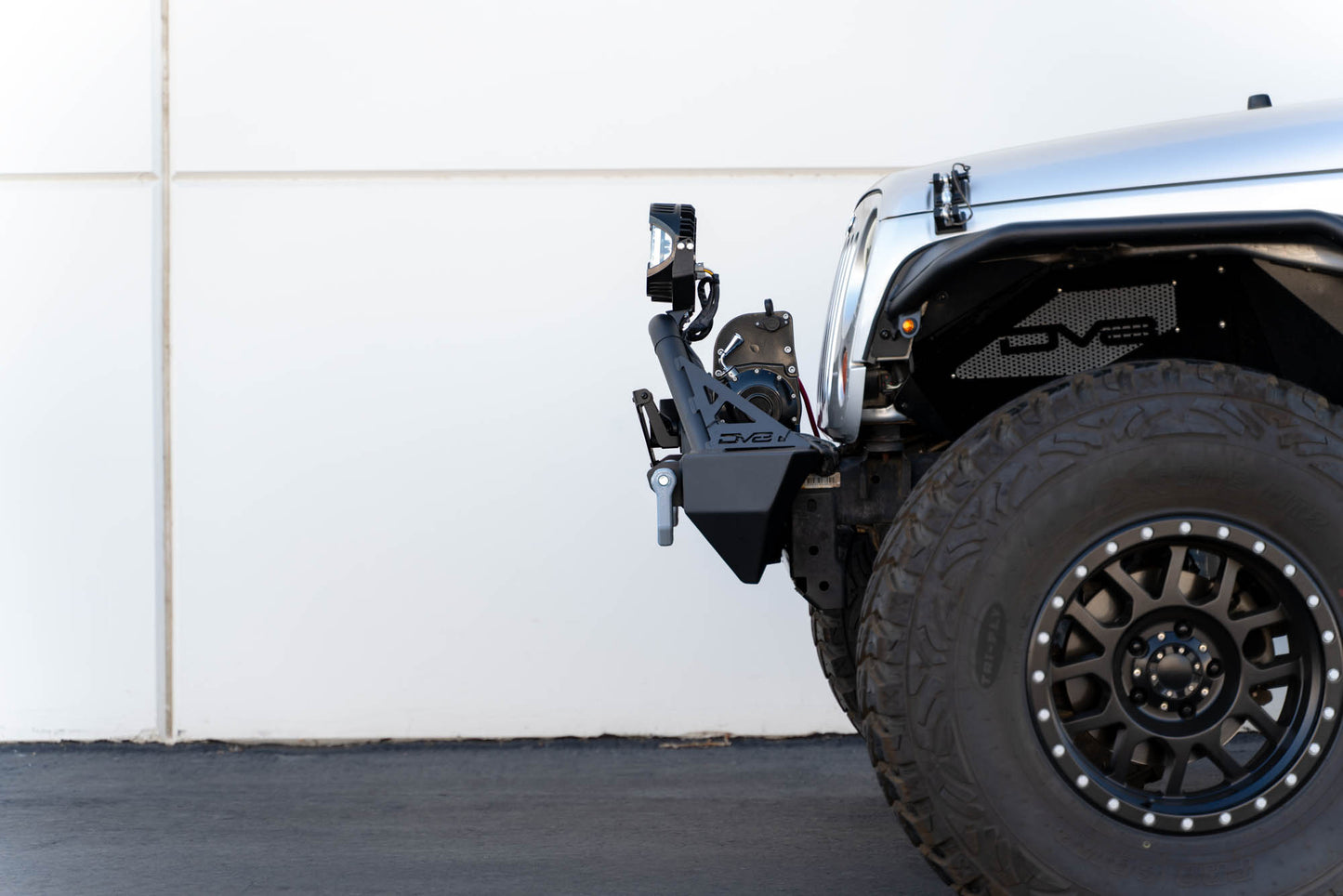 Universal design works with flat fairlead mounts. by DV8 Offroad