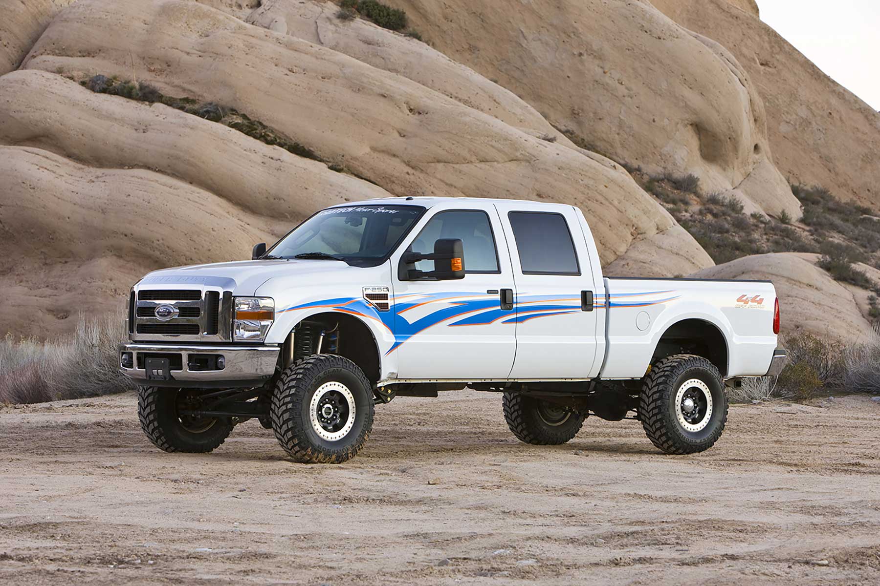 6" 4LINK SYS W/COILS & PERF SHKS 2008-16 FORD F250 4WD. by Fabtech