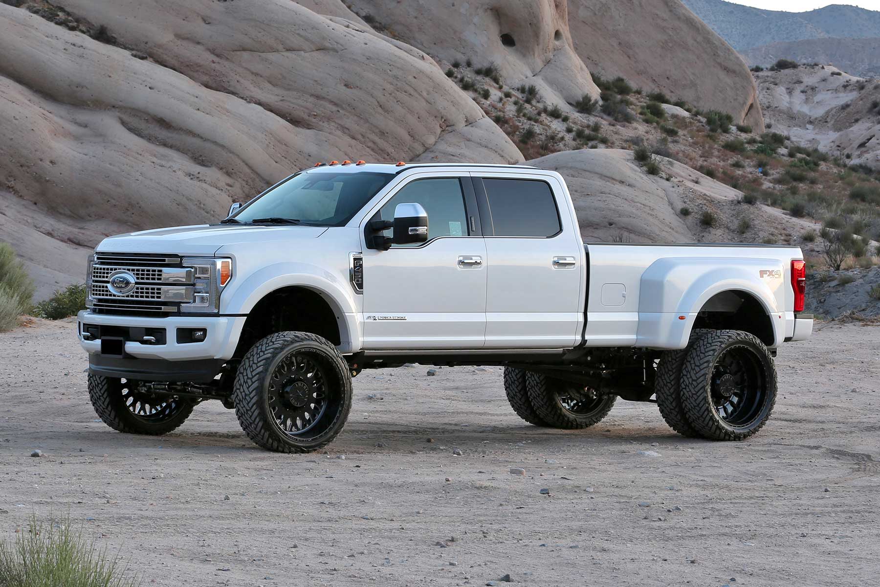 6" 4LINK SYS W/COILS & PERF SHKS 19-20 FORD F450/F550 4WD DIESEL. by Fabtech