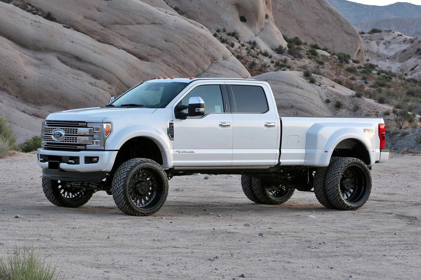 6" 4LINK SYS W/COILS & STEALTH 19-20 FORD F450/550 4WD DIESEL. by Fabtech